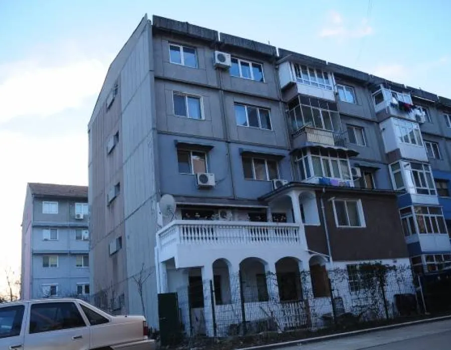 Foto Vila din bloc cade sub buldozere