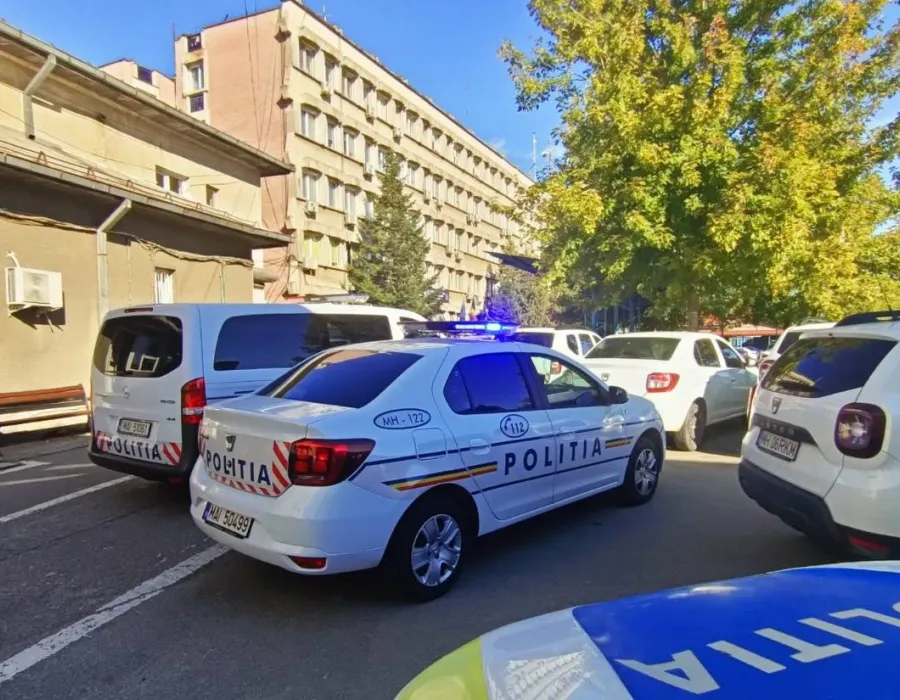 Foto Percheziții la liceu și locuințe din Mehedinți, după ce o diplomă falsă a fost depusă la universitate