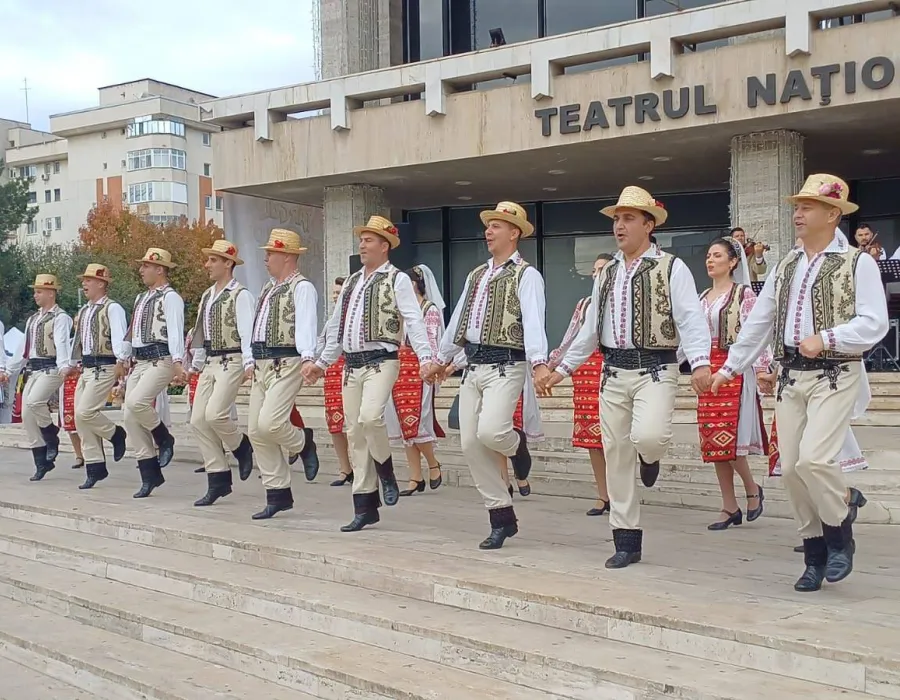 Foto Dansatorii Ansamblului de dans „Maria Tănase” din cadrul CJCA Dolj au încins atmosfera la Târgul Meșterilor Populari din Craiova