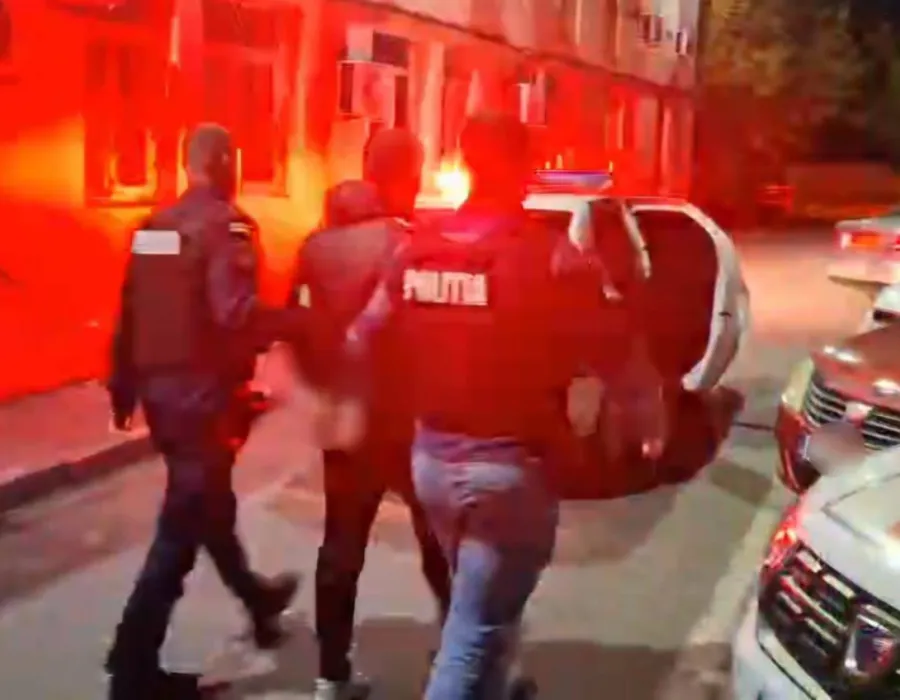 Foto CRAIOVA: Tânăr arestat preventiv, după ce a distrus bunuri într-o agenție bancară și a amenințat angajatele