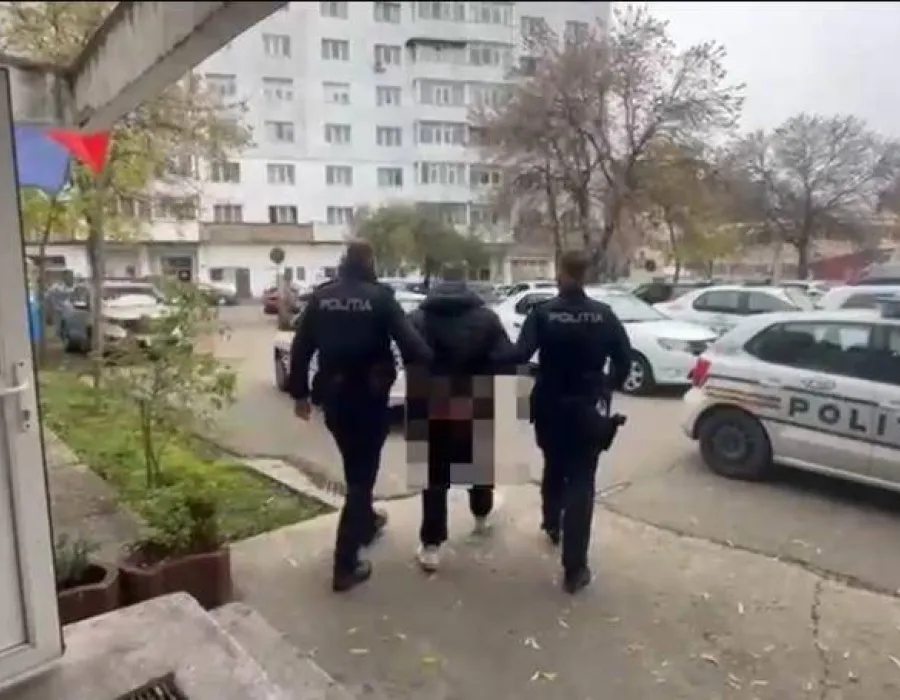 Foto DOLJ: A folosit o identitate falsă pentru două telefoane noi. A fost reținut