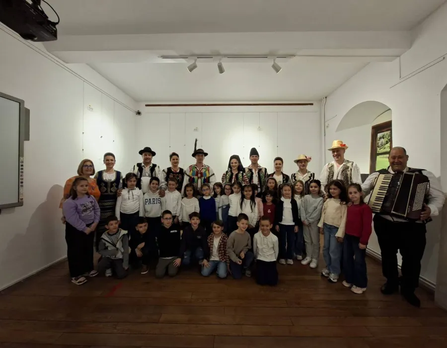 Foto Jocul tradițional românesc, prezentat elevilor la Muzeul Olteniei din Craiova