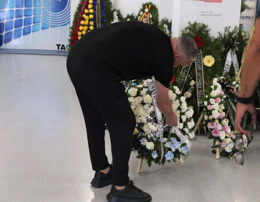 Foto FCU nu l-a uitat pe Nae Ungureanu. Robert Săceanu a depus o coroană de flori la sicriul fostului mare fotbalist al Universității Craiova