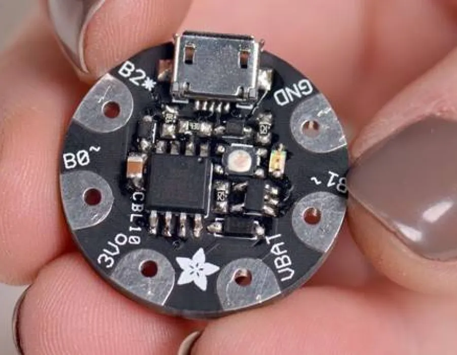Foto Adafruit Gemma stuffs a wearable Arduino platform into a one-inch disc