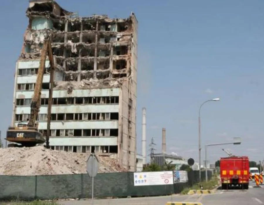 Foto Demolatoarea Delta ACM, «arsă» cu 50.000 de lei