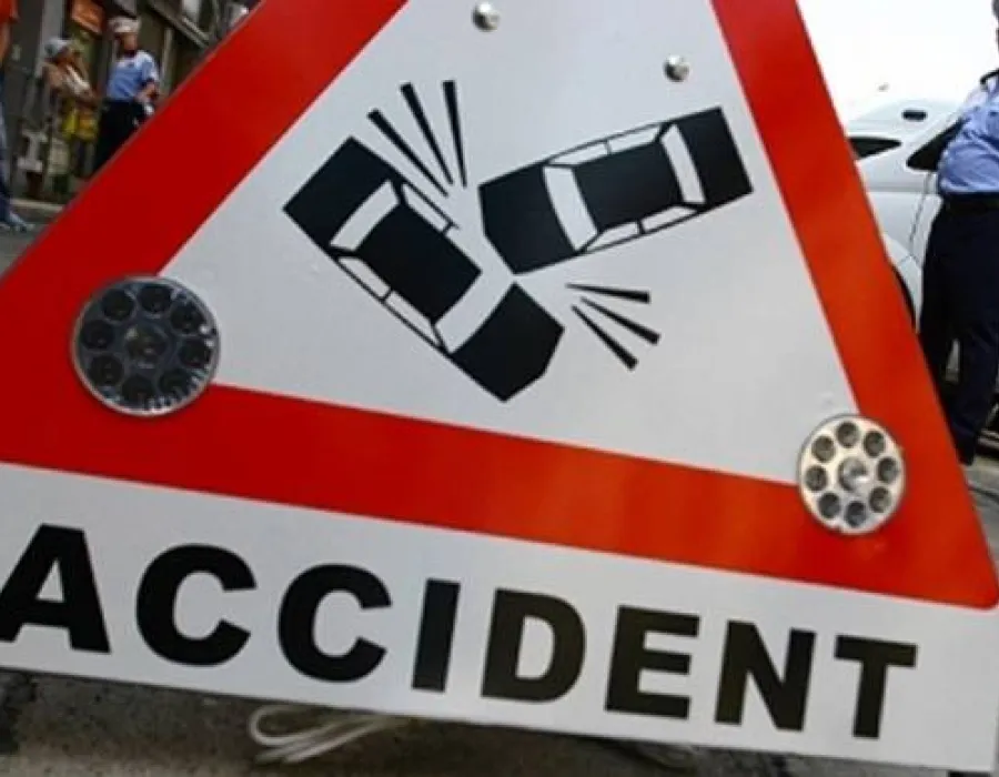 Foto Trafic blocat pe Drumul Expres 12, spre Craiova, după un accident între două autoutilitare și un TIR
