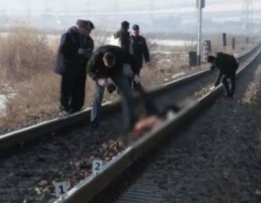 Foto S-a aruncat în faţa trenului
