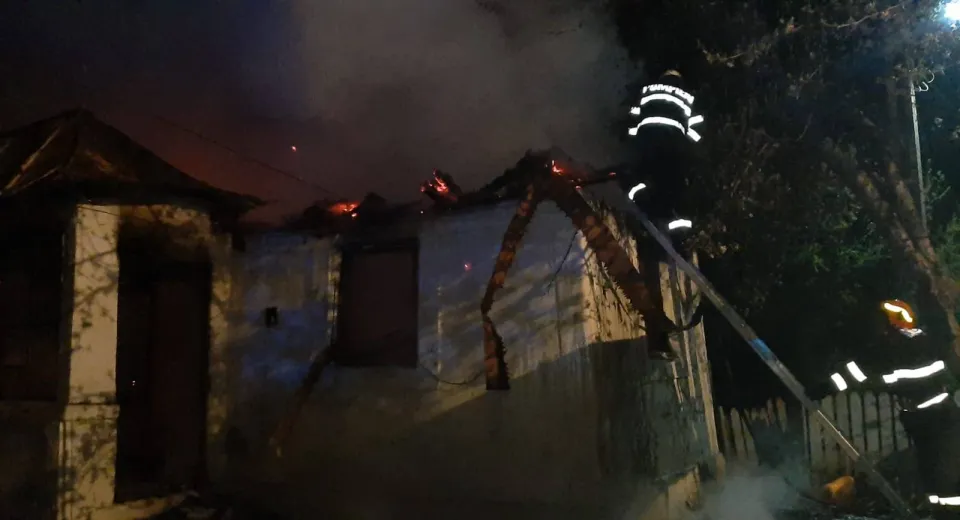 Foto O casă a fost cuprinsă de flăcări, noaptea trecută