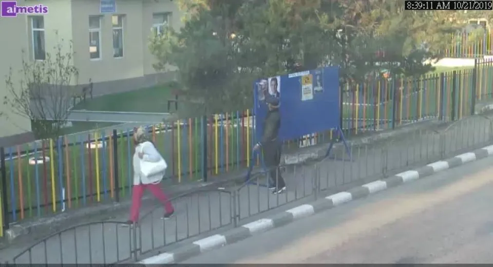 Foto Amendat după ce a rupt un afiș electoral