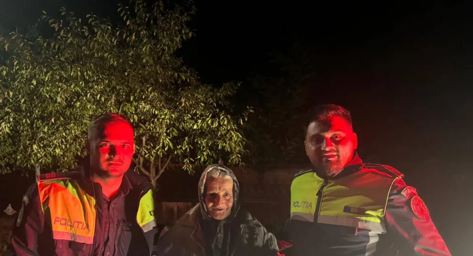 Foto GORJ: Bătrână rătăcită pe câmp, găsită de polițiști 