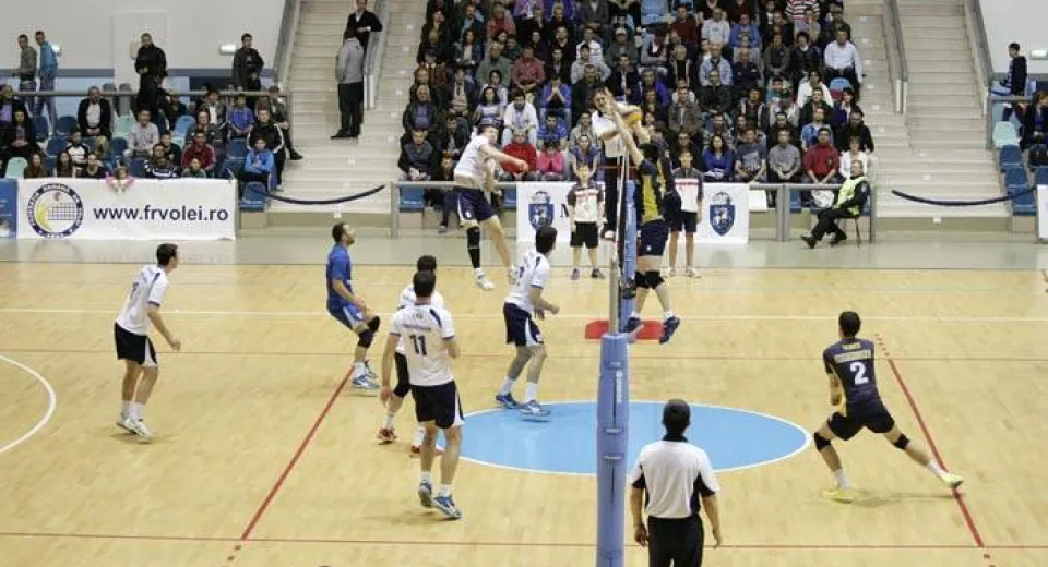 Foto Baschetbaliştii şi echipele de volei încep treaba