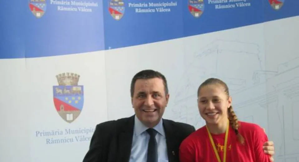 Foto Campioanele mondiale Florentina Craiu şi Iulia Andrei, răsplătite de autorităţi