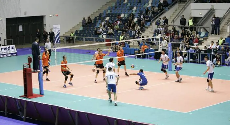 Foto Voleibaliştii din Bănie vor să învingă Steaua şi Dinamo