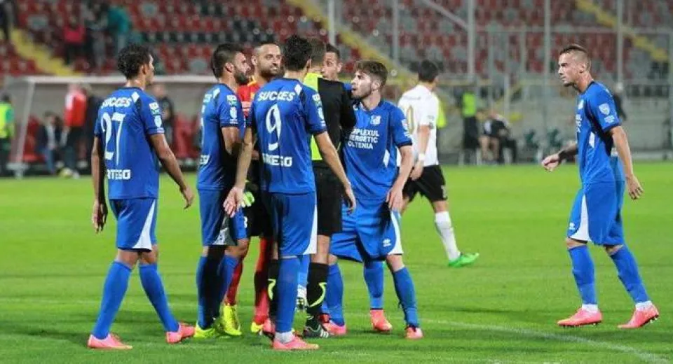 Foto Pandurii îl «atacă» pe centralul Dumitru la CCA