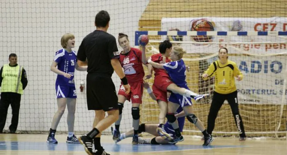 Foto Handbalistele din Bănie suflă în ceafa liderului