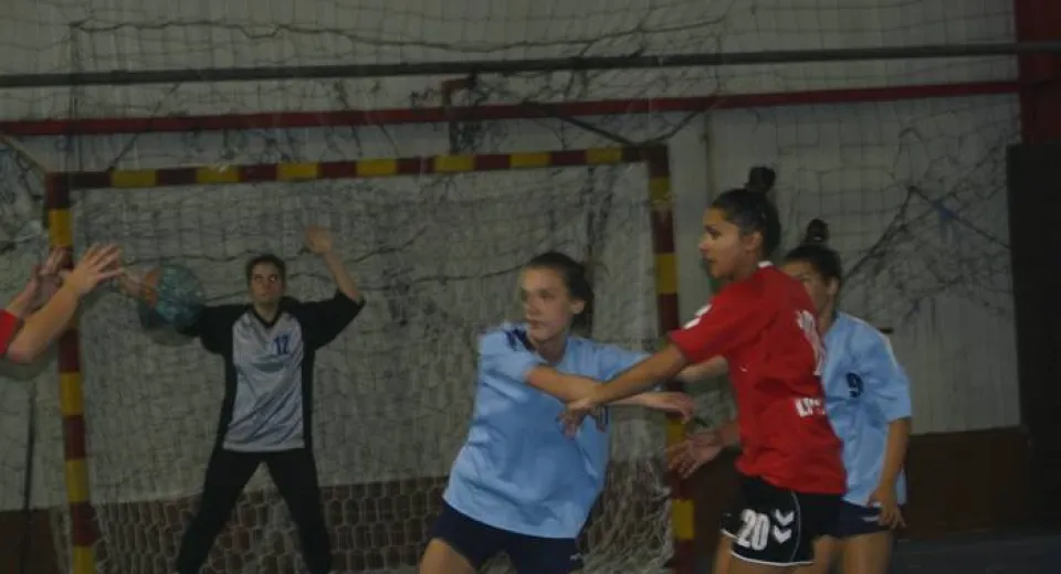 Foto Lecţie de handbal, predată de elevele lui Kosma