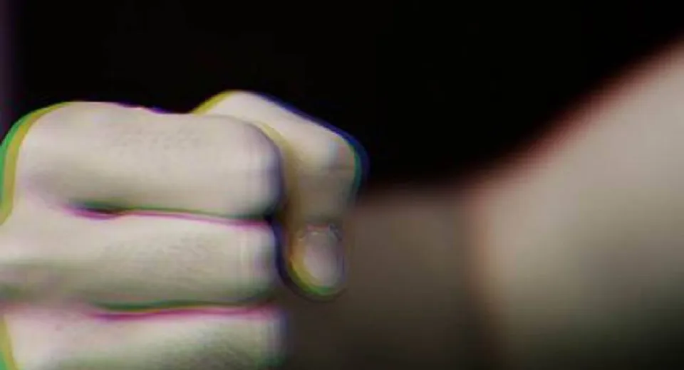 Foto Tânăr de 18 ani, bătut în parcarea unui centru comercial din Craiova. Agresorul a fugit din țară