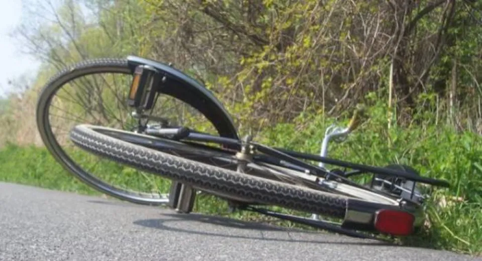 Foto Dolj: Biciclist care a pătruns pe contrasens, spulberat de o mașină