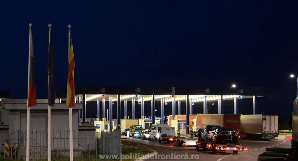 Foto Șofer bulgar, cu un autoturism cu numere de înmatriculare false, depistat la Frontiera Calafat