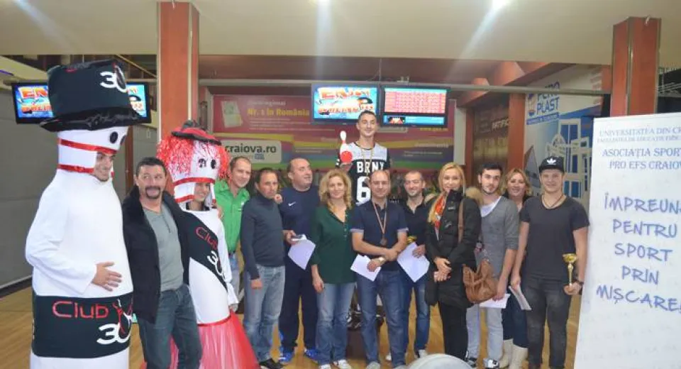 Foto Studenţii s-au luat la întrecere cu profesorii … la «popice»