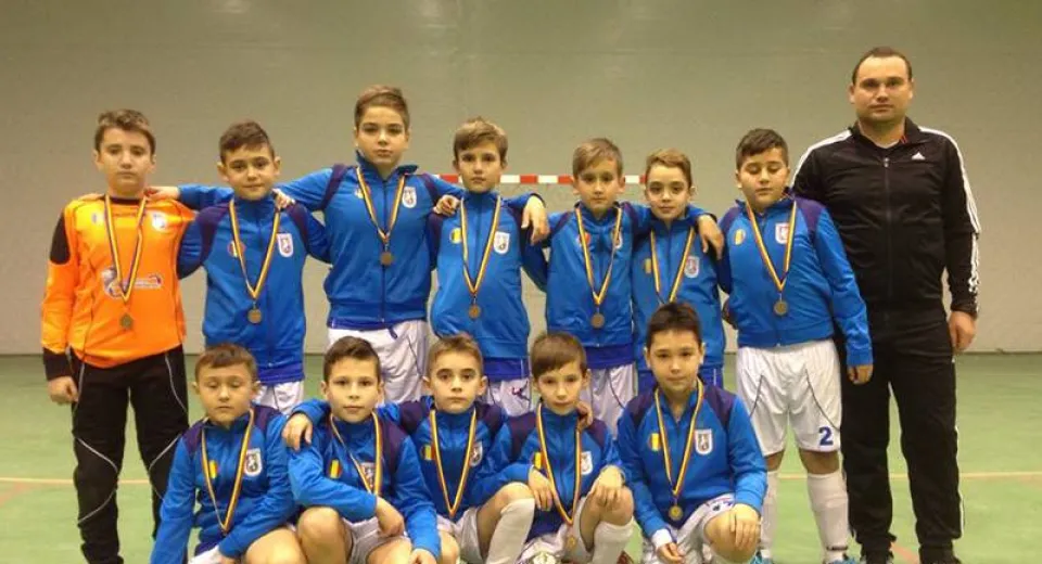 Foto «Leuţii» i-au luat bronzul lui «Moş Crăciun»