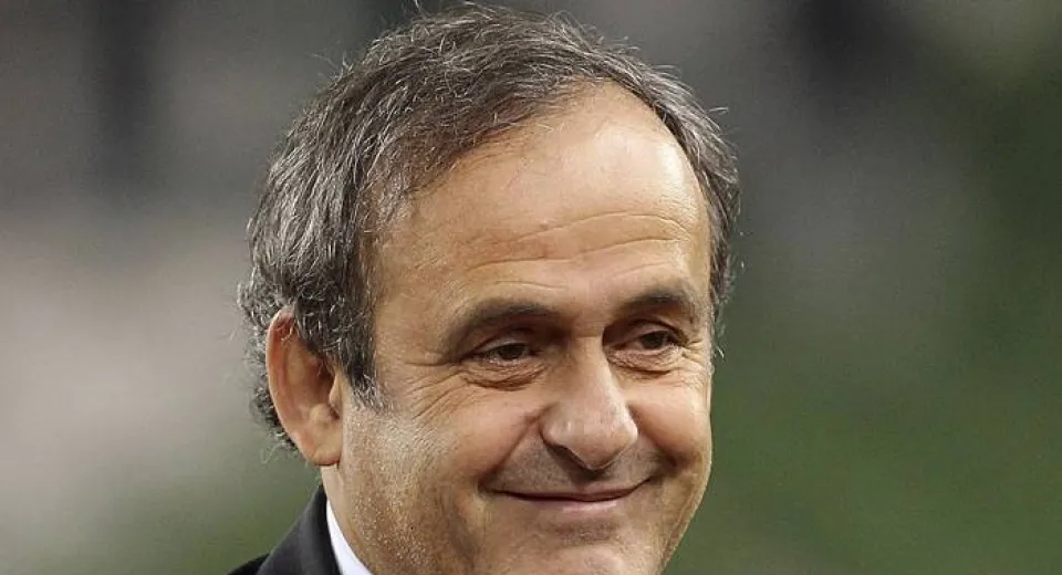 Foto Platini militează pentru cartonaşul alb