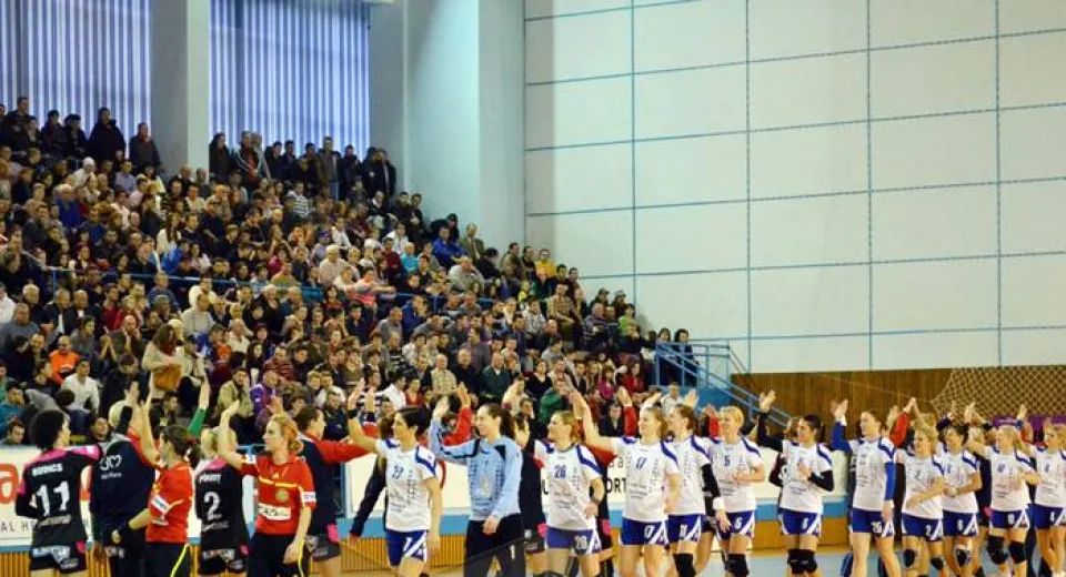 Foto Handbalistele din Bănie, umilite în Baia Mare