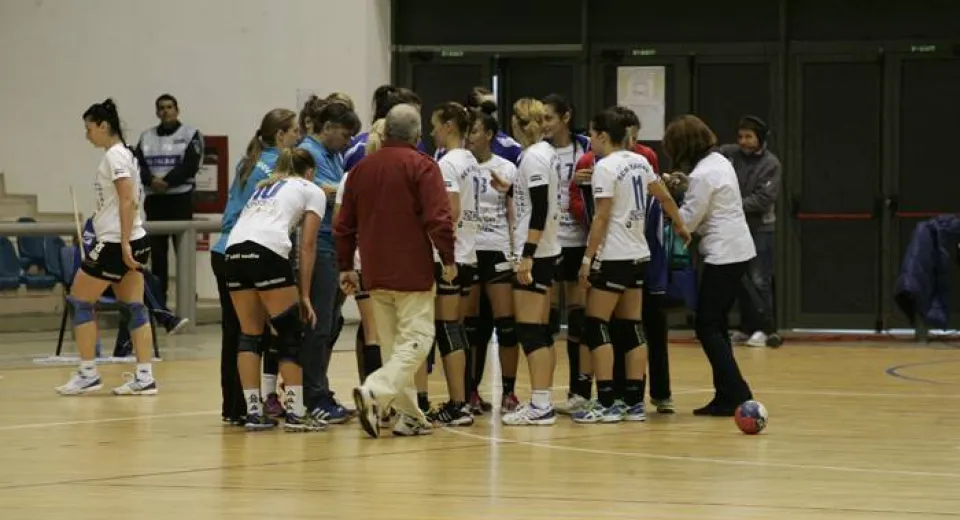 Foto Eşec la handbal, victorie pentru voleibalişti