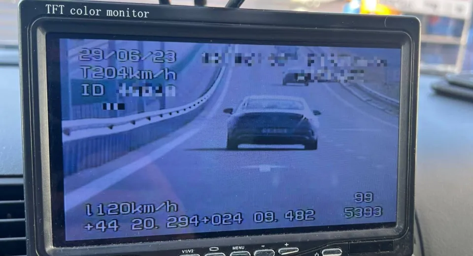 Foto Tineri depistați conducând cu viteză de peste 200 km/oră pe Drumul Expres 