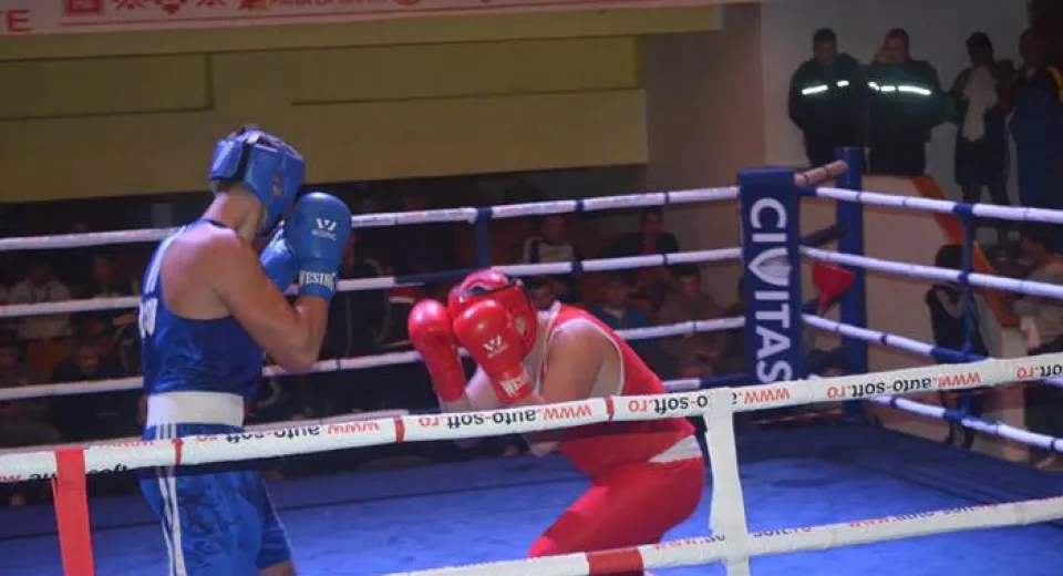 Foto Pugiliştii juniori boxează la Buzău