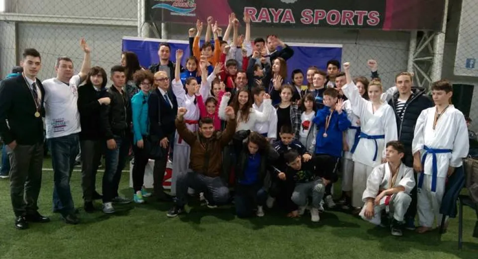 Foto Aproape 100 de medalii pentru karatiştii craioveni