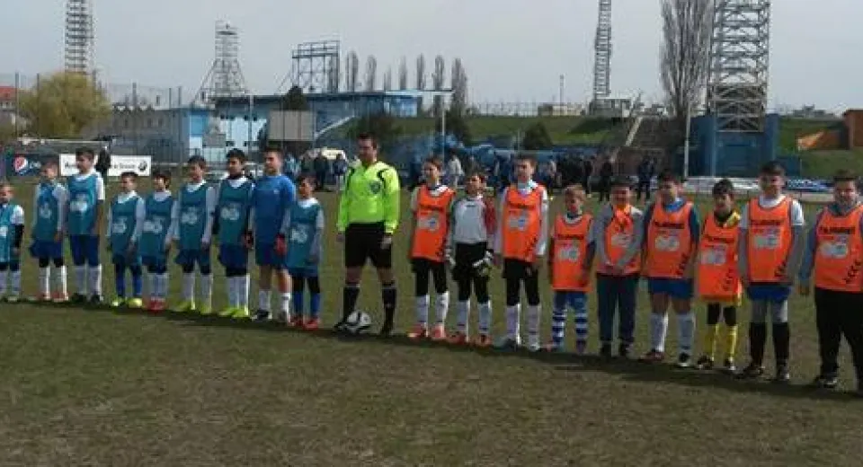 Foto Şcoala Gimnazială „Elena Farago“ merge la faza naţională a Cupei Hagi Danone