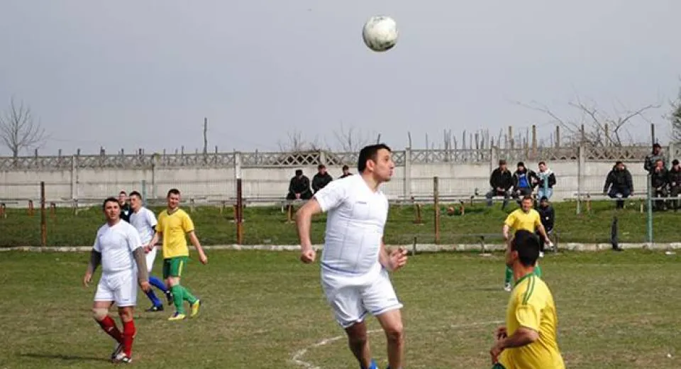 Foto Înfrângeri, semieşecuri sau victorii la limită pentru unele fruntaşe