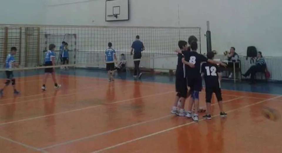 Foto Luptă pentru fazele finale la minivolei