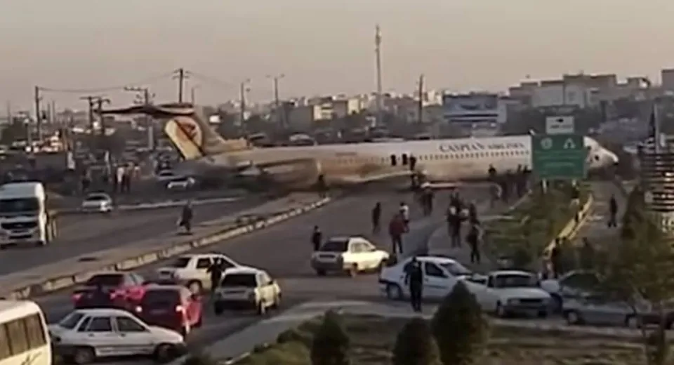 Foto Clipe de panică pentru sute de pasageri ai unui avion. Aterizare forțată, în mijlocul unei străzi