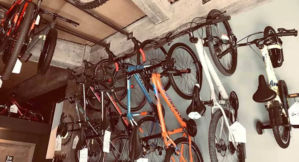 Foto Barul unde îți poți bea cafeaua și repara bicicleta, un concept unic în Oltenia