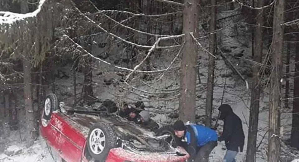 Foto O mașină cu trei turiști s-a răsturnat în apropiere de Obârșia Lotrului