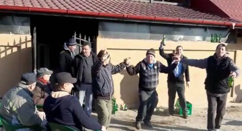Foto Doljenii din Teasc au încins horele și grătarele de ziua lor