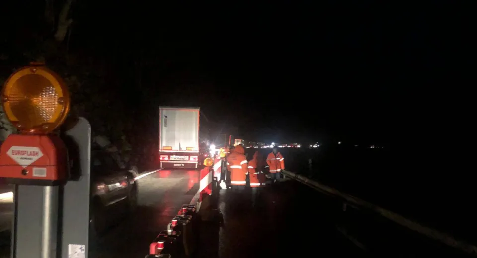 Foto Lucian Bode a fost pe Valea Oltului, unde un zid de sprijin s-a prăbușit și afectează traficul