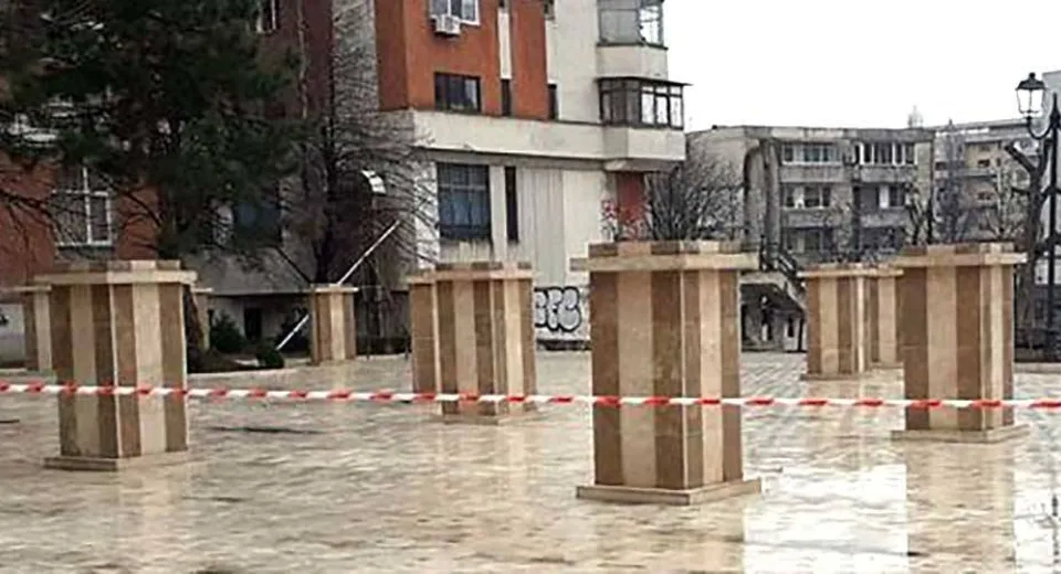 Foto Primarul Genoiu a demontat şi ascuns busturile personalităţilor Olteniei!...