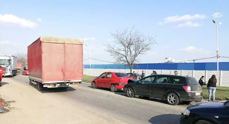 Foto Accident rutier cu patru mașini implicate, la ieșire din Slatina