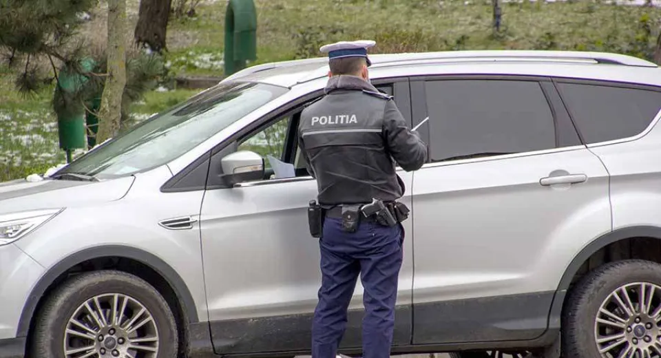 Foto Doi bărbați din Olt, cercetați după ce le-au prezentat polițiștilor declarații și adeverințe false