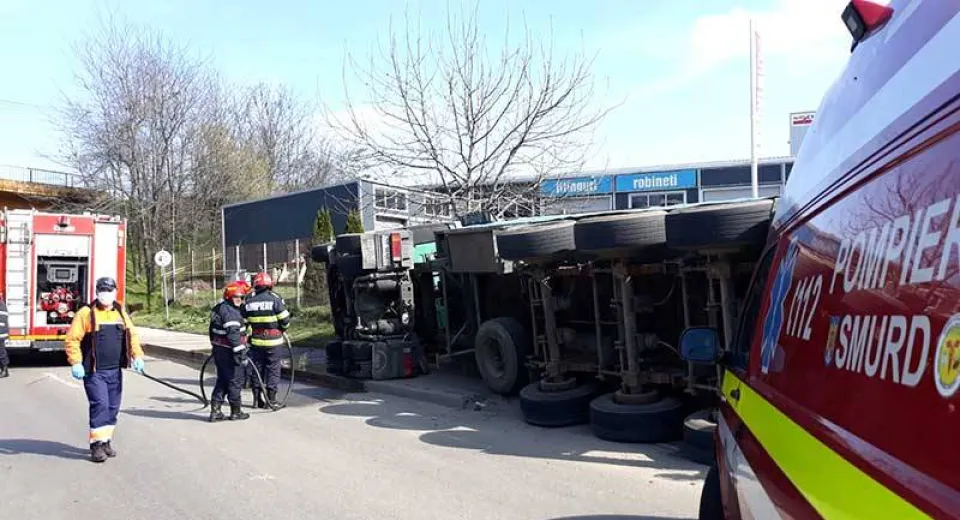Foto Accident la ieșire din Slatina. Un autotren s-a răsturnat
