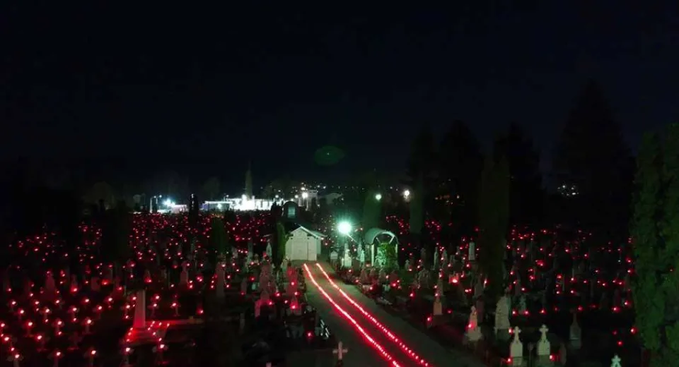 Foto 18.000 de candele aprinse în cimitire, din dispoziția primarului Râmnicului. Poliția anchetează cazul