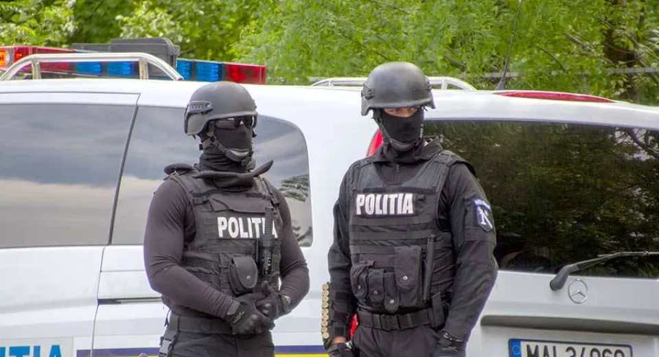 Foto Percheziții în județul Olt la persoane bănuite de producție și comercializare ilegală de tutun