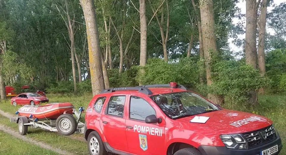 Foto Un băiat de 12 ani, înecat într-o baltă