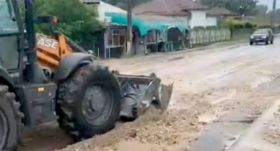 Foto Drumuri blocate de aluviuni în Călărași