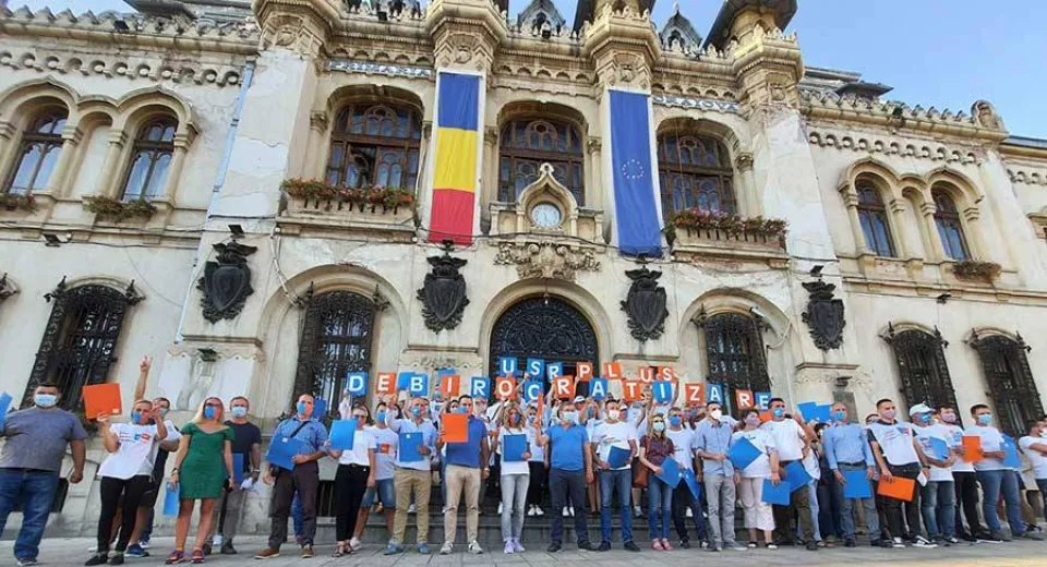 Foto USR PLUS, acțiune pentru debirocratizare în fața Primăriei Craiova și a CJ Dolj