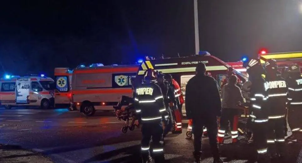 Foto GORJ: Accident între un microbuz și un autobuz. 10 persoane au ajuns la spital 