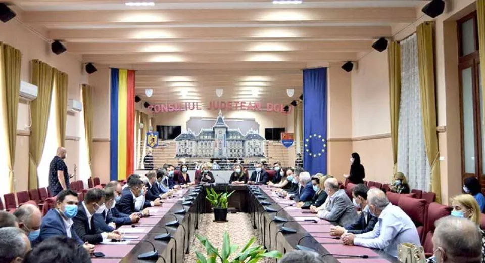 Foto Consilierii doljeni ai Pro România nu se dau nici cu dreapta, nici cu stânga